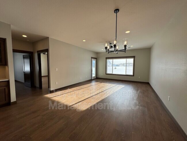 Foto del edificio - 628 Tree Farm Ln