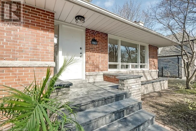Photo du bâtiment - 2063 Glenforest Crescent