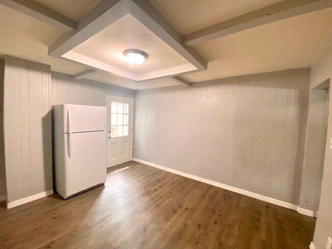 Building Photo - Newly Renovated 2 Bed, 1 Bath Home with Ce...