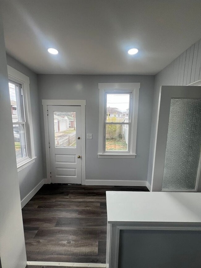 Building Photo - Newly Renovated 3 Bedroom Home