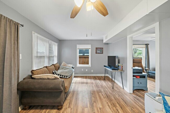 Building Photo - 609 Sealy Ave