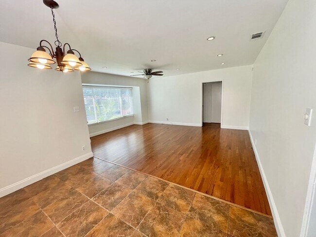 Foto del edificio - **LAKEWOOD 3BR/2BA+FAMILY ROOM **AVAILABLE...