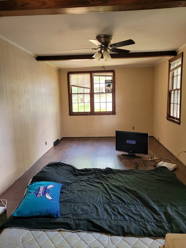 Foto del edificio - 1049 Woodland Dr