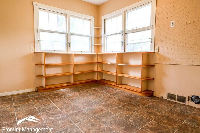 Building Photo - 5 br, 2 bath House - 1000 Ratone st.