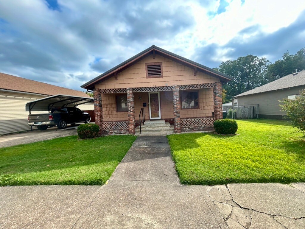 Primary Photo - 928 East Side Blvd