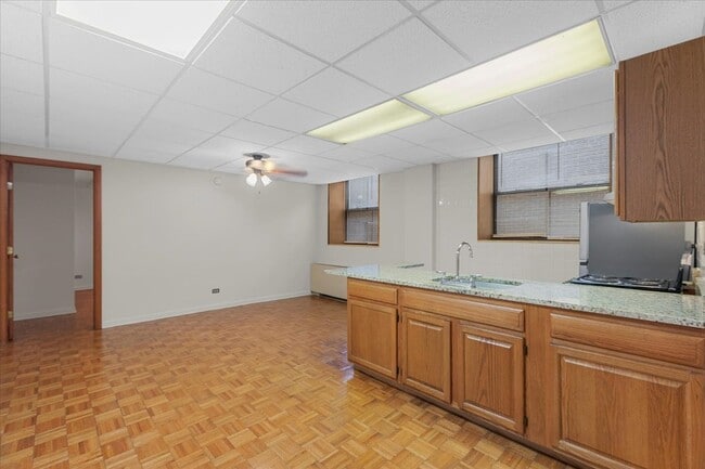 Foto del edificio - 620 W Belmont Ave