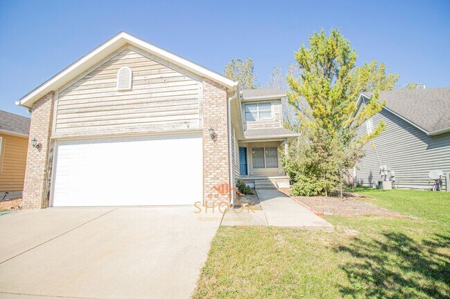 Foto del edificio - LARGE TOWNHOME CLOSE TO CAMPUS - LOTS OF S...