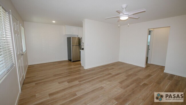 Foto del edificio - 1133-1139 1/2 Grand Ave. - 1137 1/2