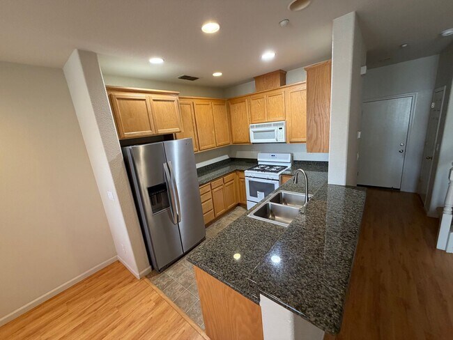 Building Photo - Cozy 3BD/2BA Townhouse-Style Livermore Condo!