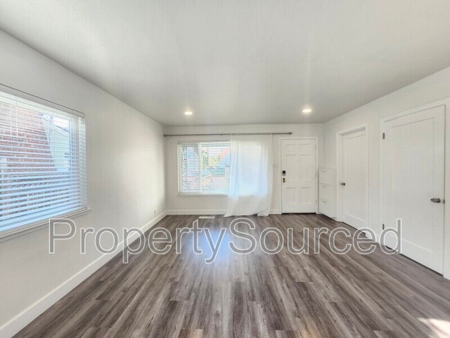 Building Photo - 1638 E San Fernando St