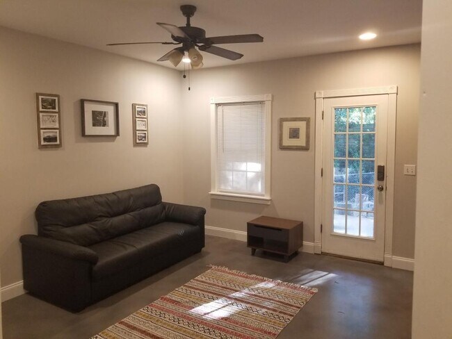 Sala de estar - 2661 Glenrose Hl