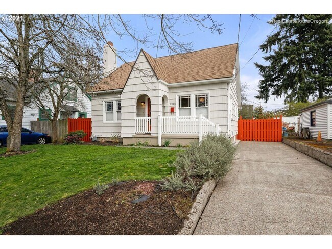 Building Photo - Charming Bungalow in the Heart of the Popu...