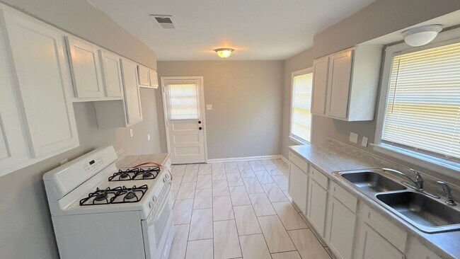 Foto del edificio - 1570 Jay Cove