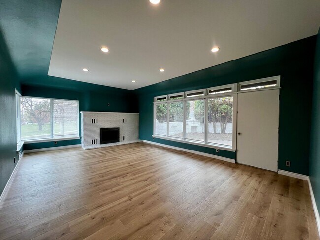 Foto del edificio - Non-Refundable & Security Deposit Total: $2800.00
