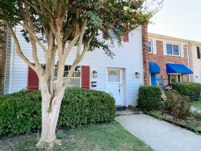 Foto del edificio - Three-bedroom, two-and-a-half bathrooms in...