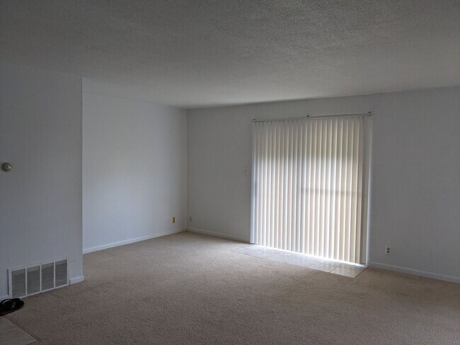 Building Photo - Spacious 2 bedroom, 1 bath Condominium ava...