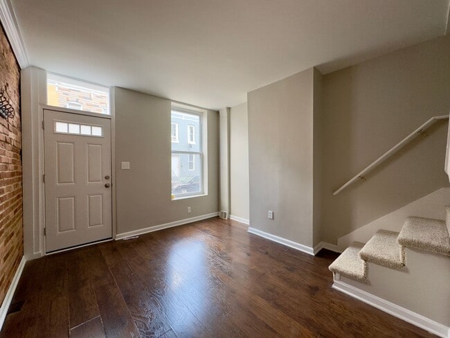Building Photo - Charming 2 Bedroom/1 Bathroom Townhome in ...