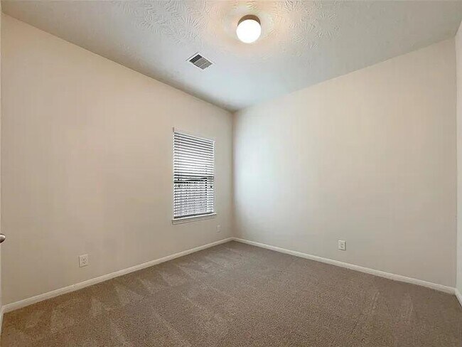 Foto del edificio - 6918 Hazelnut Ln