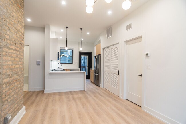 Foto del edificio - 3251 W Belden Ave