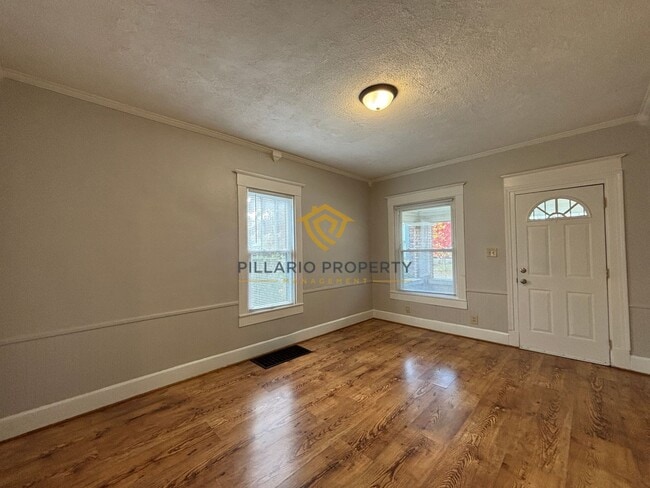 Photo - Blocks from Rhodius Park, Crisp and Fresh ... House