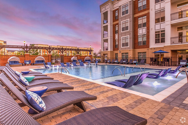 Two resort-style pools - The Links Rea Farms