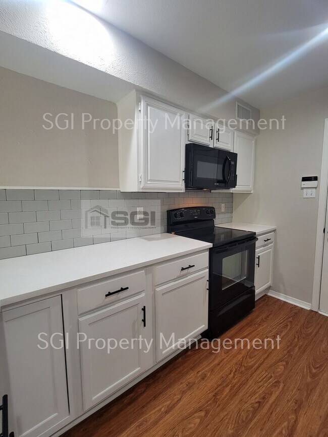 Building Photo - Fabulous Upgrated 2 BR Half Duplex