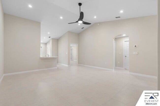 Foto del edificio - Brand New, fully fenced on a quiet cul-de-sac