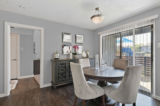 Building Photo - Eleven600