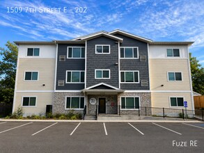 Building Photo - 1509 7th St E