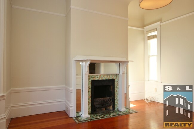 Building Photo - 459 Linden St