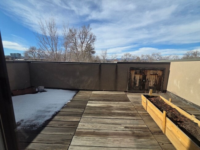 Foto del edificio - STUNNING 3-LEVEL LUXURYTOWNHOME NEAR SLOAN'S LAKE! ROOFTOP DECK + 2-CAR GARAGE!