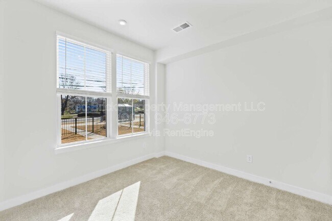 Foto del edificio - 2833 Statesville Ave