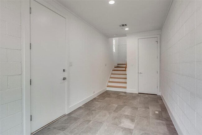 Building Photo - 2237 N MacGregor Way