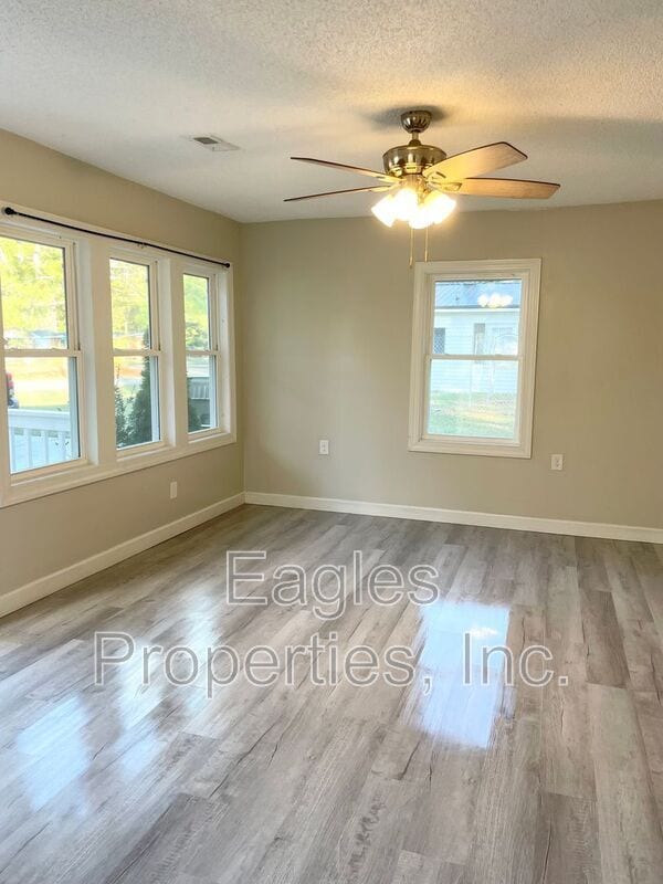 Building Photo - 108 Head St