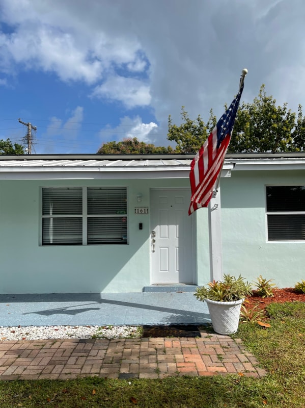 Primary Photo - 161 SE 28th Ct