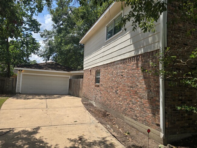 Foto del edificio - 3211 Highland Laurels Dr