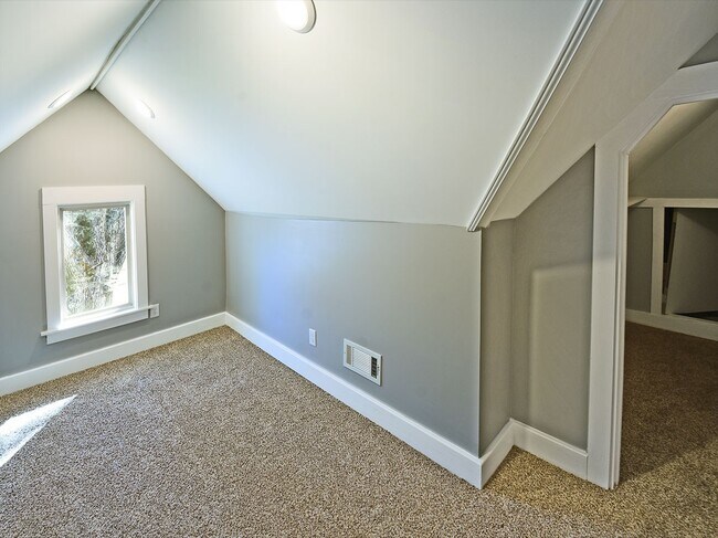 Building Photo - 2nd floor unit in TRI-PLEX in Midtown. Sma...