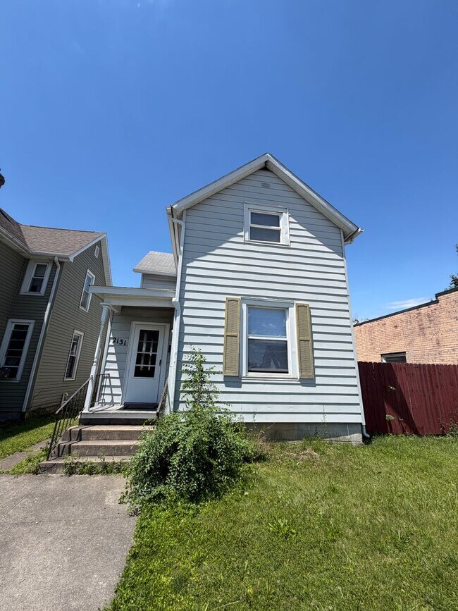 Building Photo - 2131 N Wells St