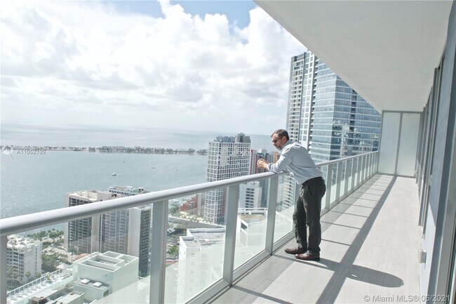Building Photo - 1300 Brickell Bay Dr