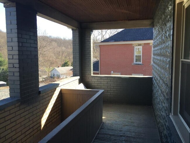 Building Photo - 540 - 2 Bed/1 Bath