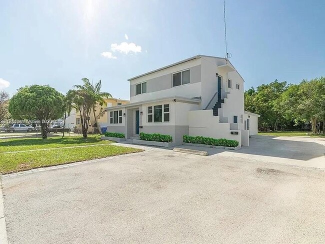 Building Photo - 3030 NW 16th St