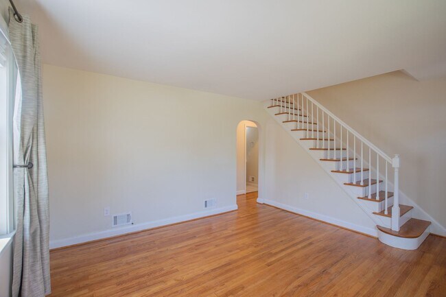 Foto del edificio - Charming 4 BR/2.5 BA Single-Family Home in...