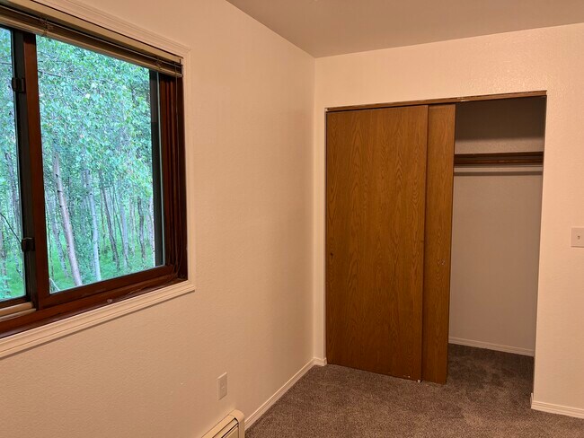 bedroom - 301 W Sheridan Cir
