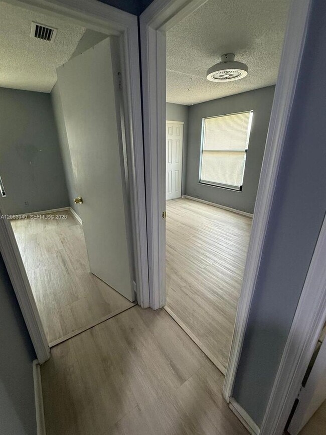 Foto del edificio - 2551 NW 99th Ave