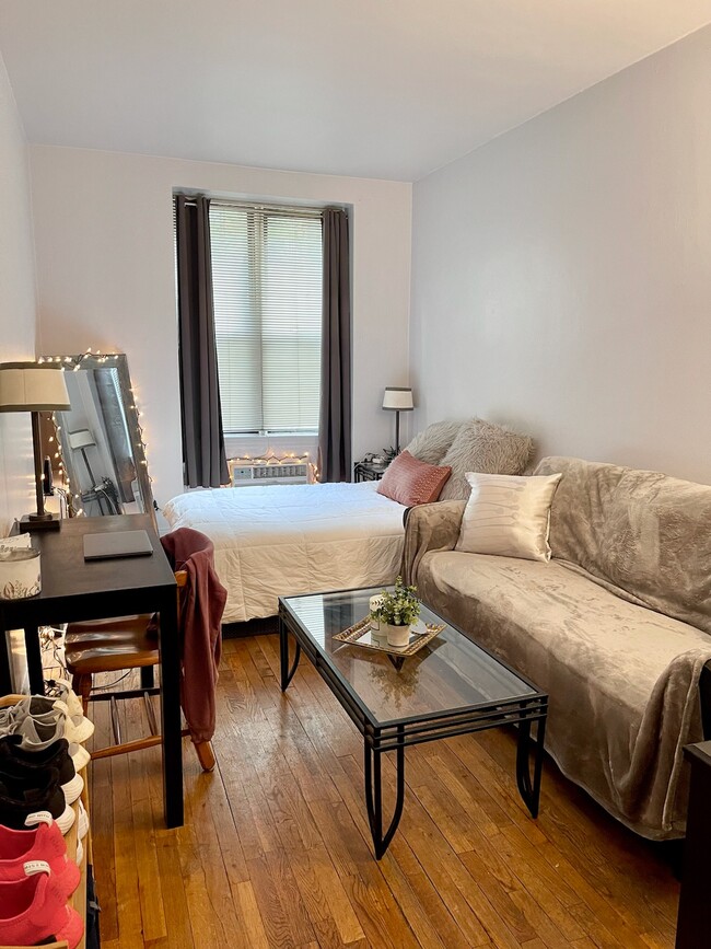 Main Room - 215 E 89th St