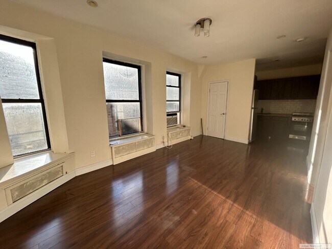 Building Photo - Super Sunny 1 BD, Panoramic Windows, Gut R...