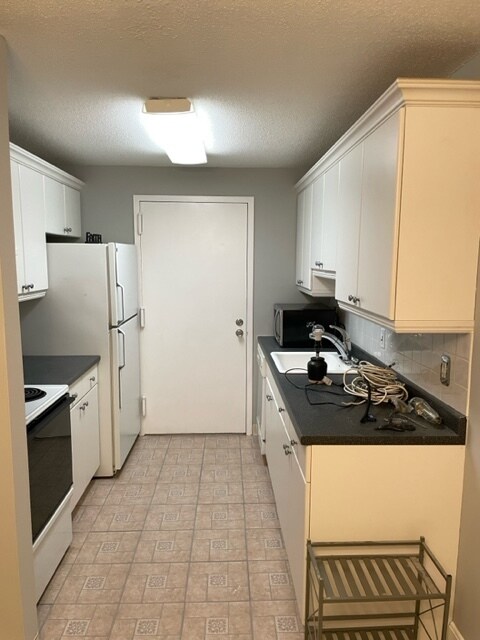 Kitchen - 1 Post Oak Ln