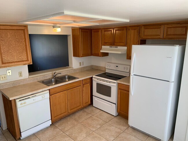 Building Photo - GREAT 2/2.5 Townhome Near UCF!
