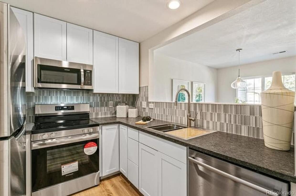 Primary Photo - Charming 3BR Townhome in Englewood