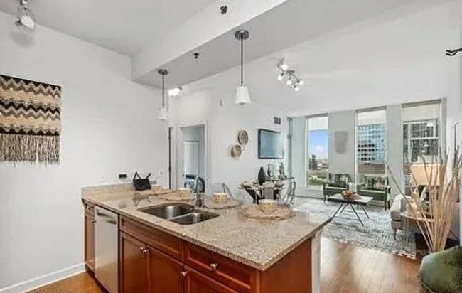 Foto del edificio - Stylish South Loop 1 Bed, 1 Bath w/ Pool, Elevator, Party Room + Extra Storage